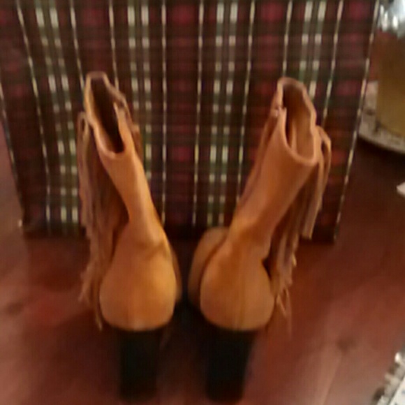 Suede fringe heel boots - Picture 2 of 5